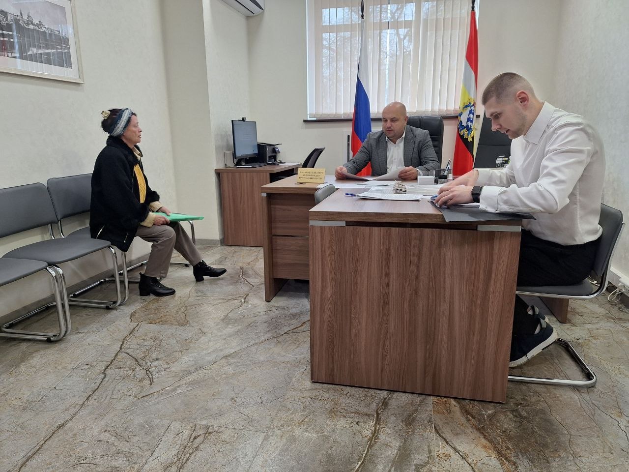 Министр ЖКХ и ТЭК Курской области Александр Мулевин провел личный прием граждан, в ходе которого были рассмотрены следующие вопросы о вывозе крупногабаритных отходов, перебоях и восстановлении подачи электроэнергии в доме...