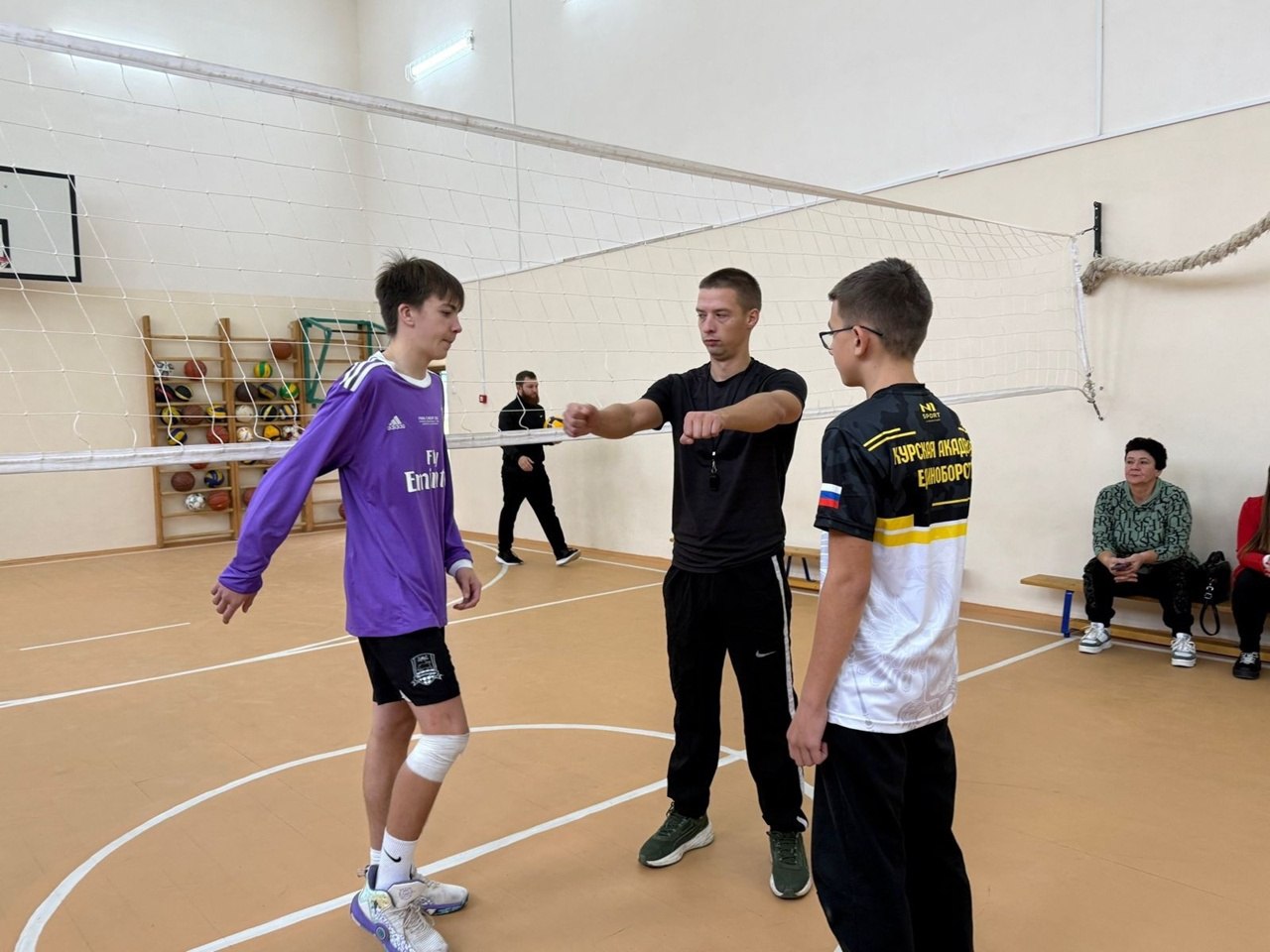 28 октября в Первомайской основной общеобразовательной школе прошли районные соревнования по волейболу среди команд