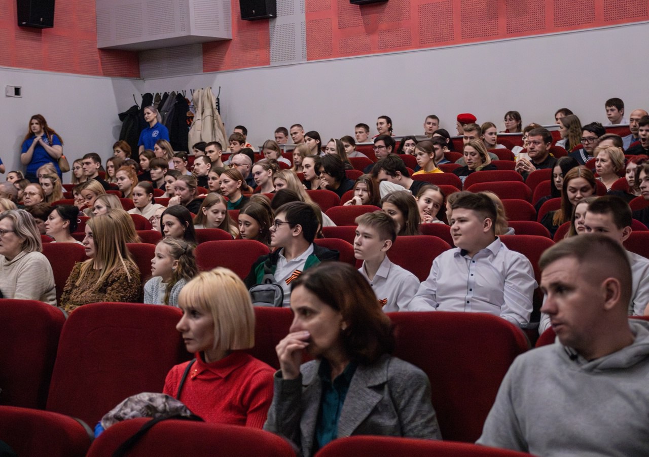 В кинотеатре «Родина» прошла премьера документального фильма «Невернувшиеся» о курянах-участниках специальной военной операции В кинотеатре «Родина» прошла премьера документального фильма «Невернувшиеся» о курянах-участниках специальной военной операции