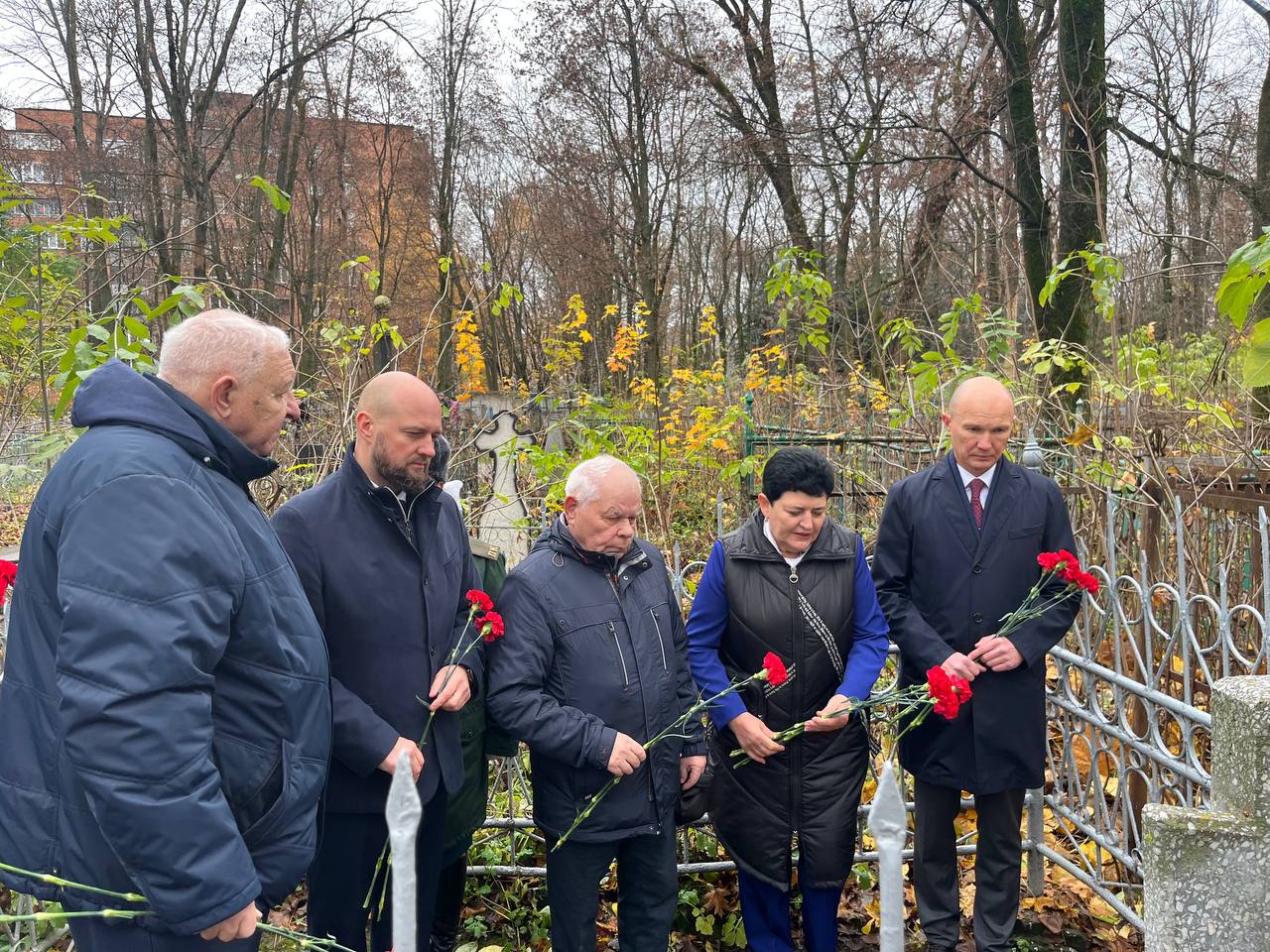 В Курске в 84-ю годовщину обороны города от немецко-фашистских захватчиков прошло возложение цветов к могилам ополченцев