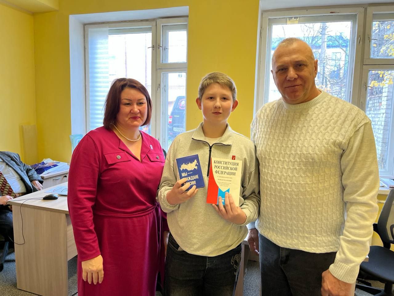 Павел Золотарев: Накануне Дня народного единства в рамках Всероссийского проекта "Мы - граждане России" вручил паспорта Российской Федерации нашим юным землякам, которым исполнилось 14 лет Павел Золотарев: Накануне Дня народного единства в рамках Всероссийского проекта "Мы - граждане России" вручил паспорта Российской Федерации нашим юным землякам, которым исполнилось 14 лет