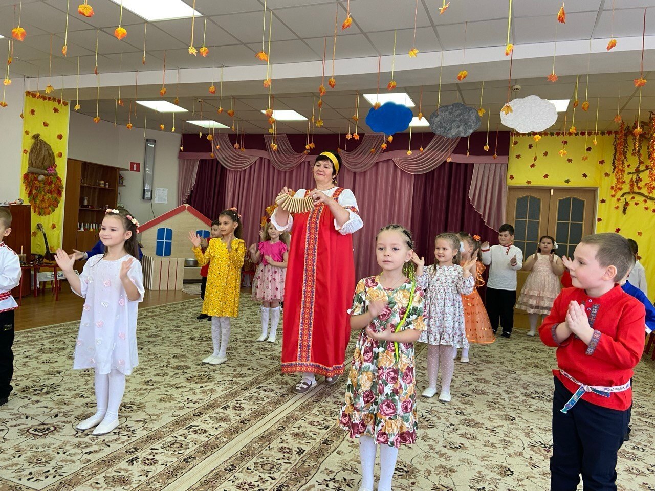 Вот и подошёл к концу второй осенний месяц, подарив нам не только золотистые пейзажи за окном, но и целую палитру ярких впечатлений от прошедших в детском саду "Солнышко" осенних утренников Вот и подошёл к концу второй осенний месяц, подарив нам не только золотистые пейзажи за окном, но и целую палитру ярких впечатлений от прошедших в детском саду "Солнышко" осенних утренников