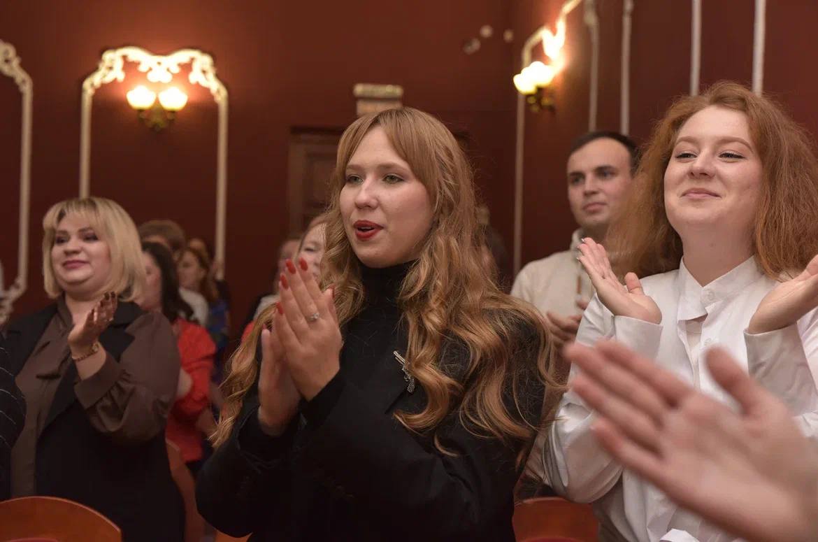 Губернатор Курской области Александр Хинштейн поздравил с 80-летием почётного работника культуры и искусства Курской области, мастера художественного слова Курской государственной филармонии Галину Александровну Азиатцеву Губернатор Курской области Александр Хинштейн поздравил с 80-летием почётного работника культуры и искусства Курской области, мастера художественного слова Курской государственной филармонии Галину Александровну Азиатцеву