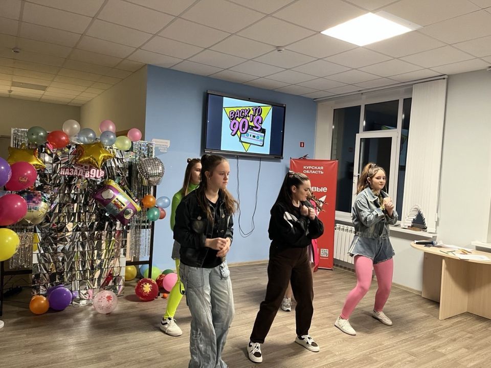 В Первомайской школе прошёл осенний бал в стиле 90-х годов для учащихся 5-9 классов В Первомайской школе прошёл осенний бал в стиле 90-х годов для учащихся 5-9 классов