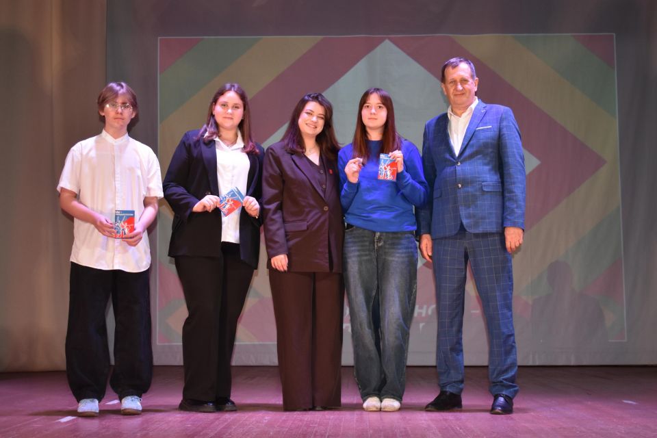 В Железногорском культурно-досуговом центре прошло торжественное мероприятие, посвященное Дню народного единства «Вместе мы — Россия!» В Железногорском культурно-досуговом центре прошло торжественное мероприятие, посвященное Дню народного единства «Вместе мы — Россия!»