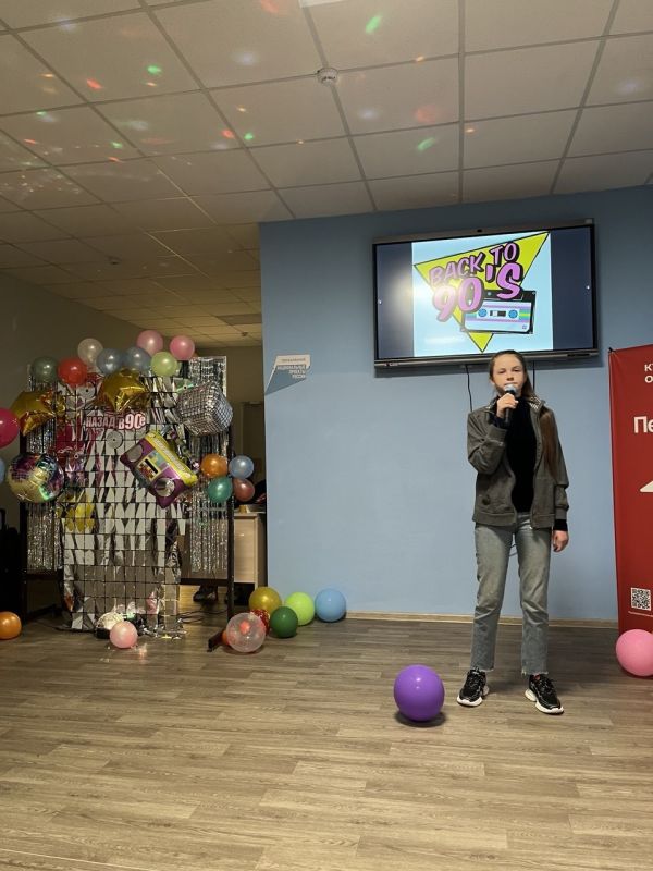 В Первомайской школе прошёл осенний бал в стиле 90-х годов для учащихся 5-9 классов В Первомайской школе прошёл осенний бал в стиле 90-х годов для учащихся 5-9 классов