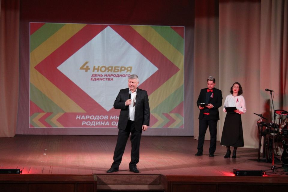 В Железногорском культурно-досуговом центре прошло торжественное мероприятие, посвященное Дню народного единства «Вместе мы — Россия!» В Железногорском культурно-досуговом центре прошло торжественное мероприятие, посвященное Дню народного единства «Вместе мы — Россия!»