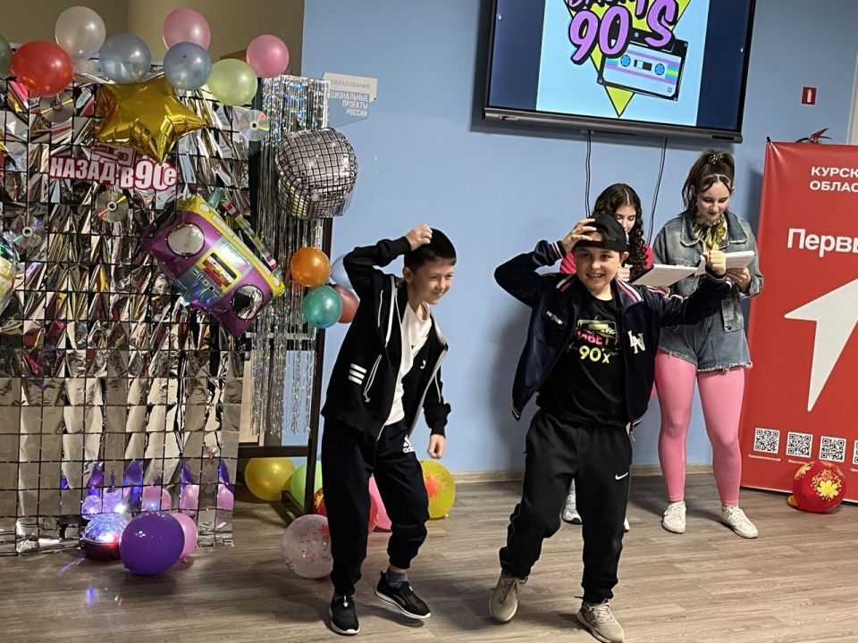 В Первомайской школе прошёл осенний бал в стиле 90-х годов для учащихся 5-9 классов В Первомайской школе прошёл осенний бал в стиле 90-х годов для учащихся 5-9 классов