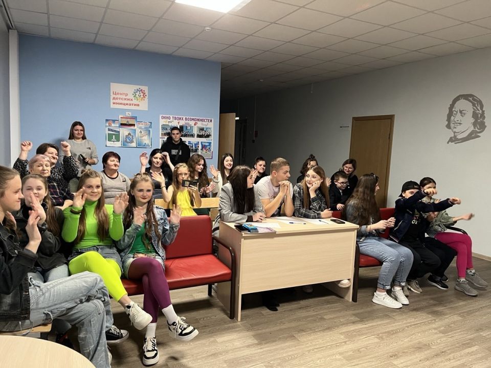 В Первомайской школе прошёл осенний бал в стиле 90-х годов для учащихся 5-9 классов В Первомайской школе прошёл осенний бал в стиле 90-х годов для учащихся 5-9 классов