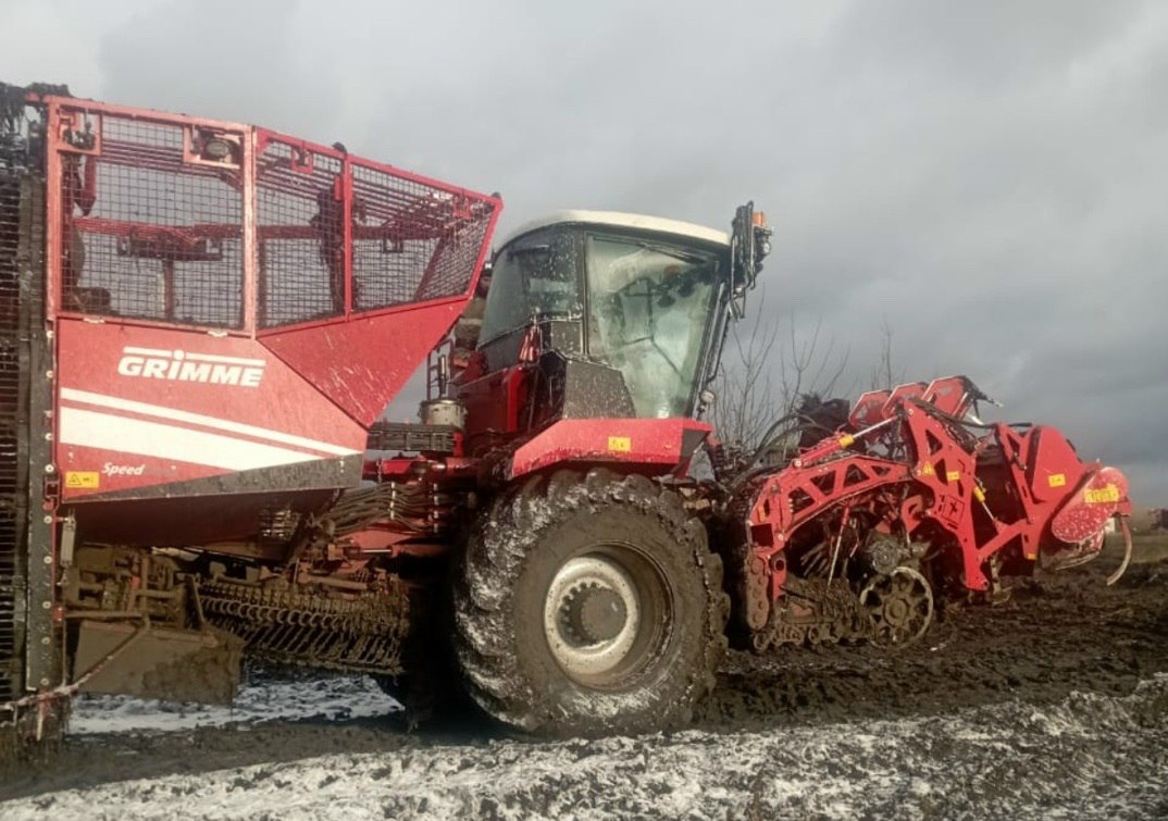 В Курской области горел свеклоуборочный комбайн