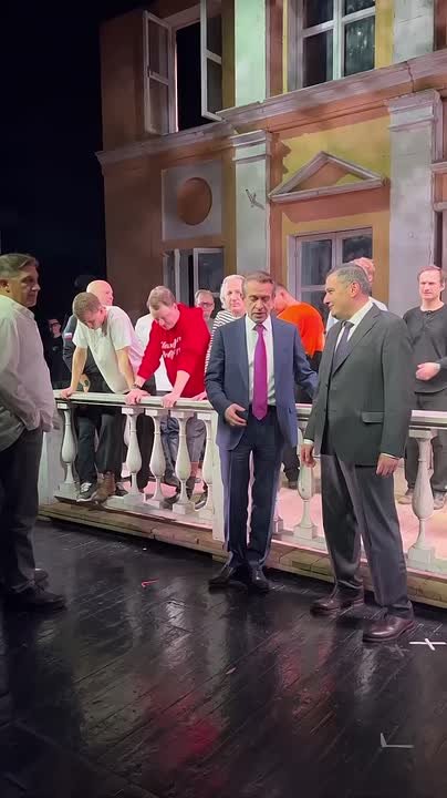 «Владимир Машков пустил в закулисье — показал репетицию «Ревизора», которого уже завтра увидят куряне