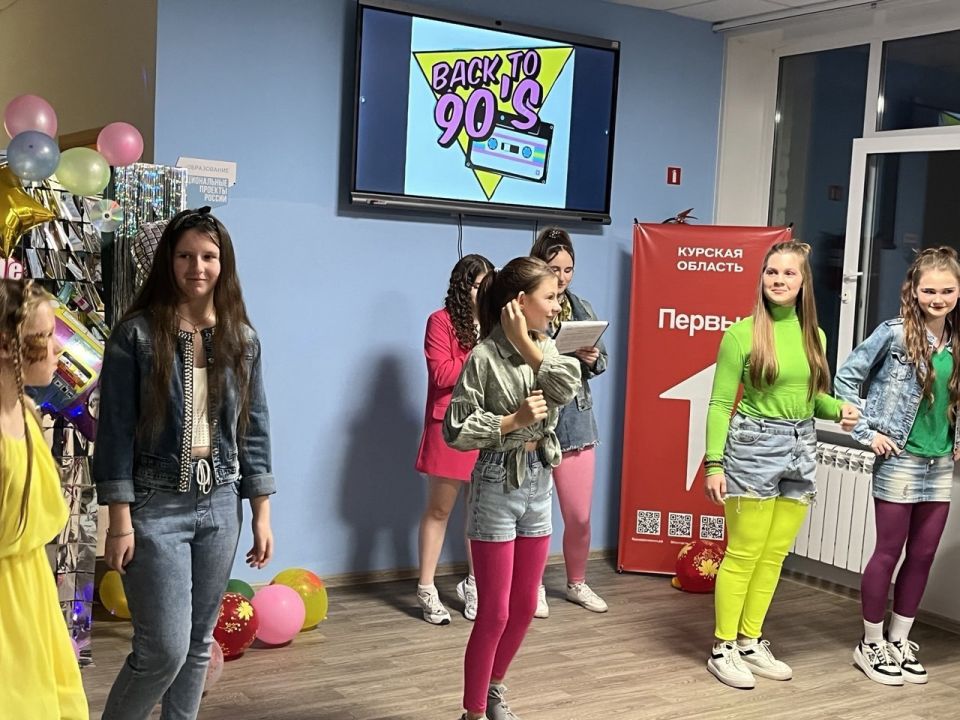 В Первомайской школе прошёл осенний бал в стиле 90-х годов для учащихся 5-9 классов В Первомайской школе прошёл осенний бал в стиле 90-х годов для учащихся 5-9 классов