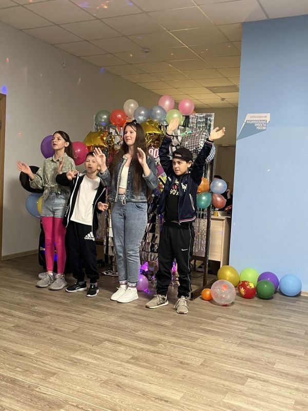 В Первомайской школе прошёл осенний бал в стиле 90-х годов для учащихся 5-9 классов В Первомайской школе прошёл осенний бал в стиле 90-х годов для учащихся 5-9 классов