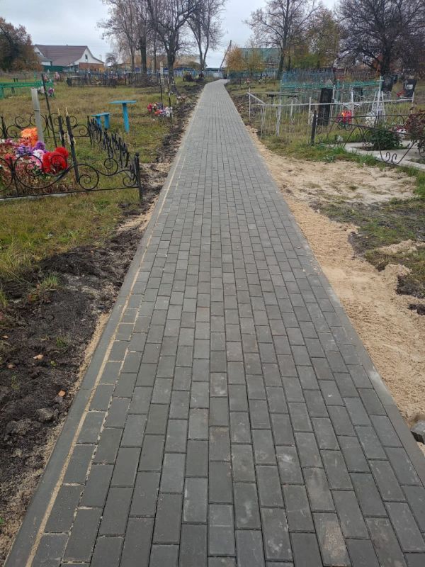 Николай Волобуев: Несмотря на сложную оперативную обстановку в с. Щеголек на территории кладбища проведено благоустройство, уложена тротуарная дорожка