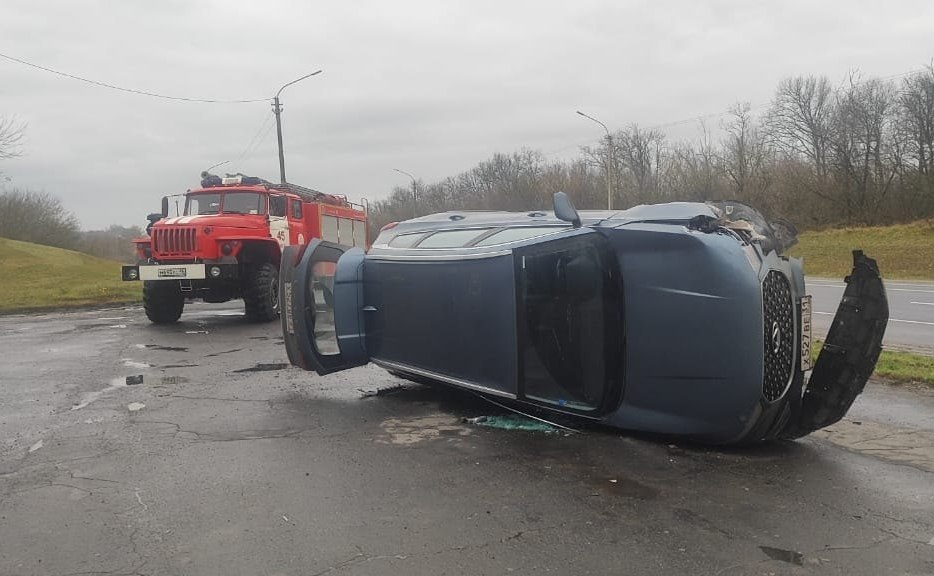 В Курской области сбила столб и перевернулась иномарка В Курской области сбила столб и перевернулась иномарка