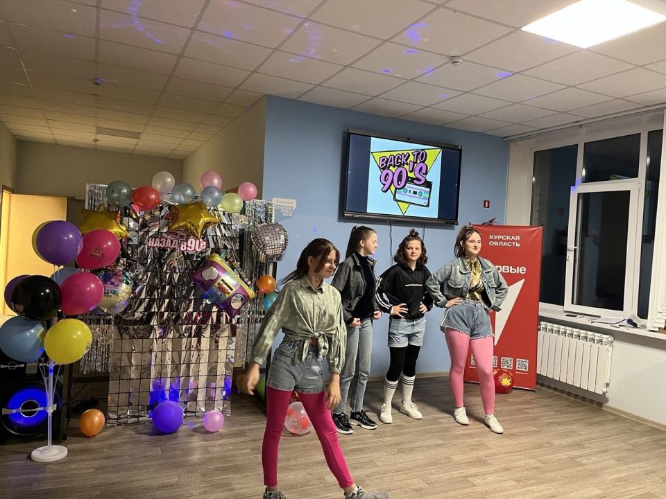В Первомайской школе прошёл осенний бал в стиле 90-х годов для учащихся 5-9 классов