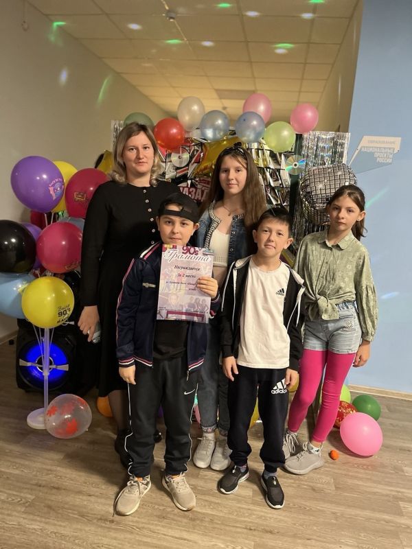 В Первомайской школе прошёл осенний бал в стиле 90-х годов для учащихся 5-9 классов В Первомайской школе прошёл осенний бал в стиле 90-х годов для учащихся 5-9 классов