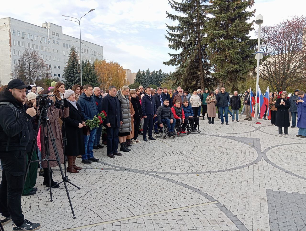 Памятник легенде фехтования Ильдару Мавлютову открыли в Курчатове Памятник легенде фехтования Ильдару Мавлютову открыли в Курчатове