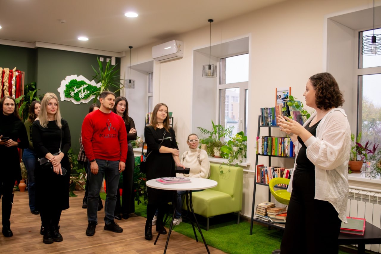 В «Веранде» стало светлее и просторнее — здесь «поселилось» море молодой художницы Инны Агадуллиной В «Веранде» стало светлее и просторнее — здесь «поселилось» море молодой художницы Инны Агадуллиной