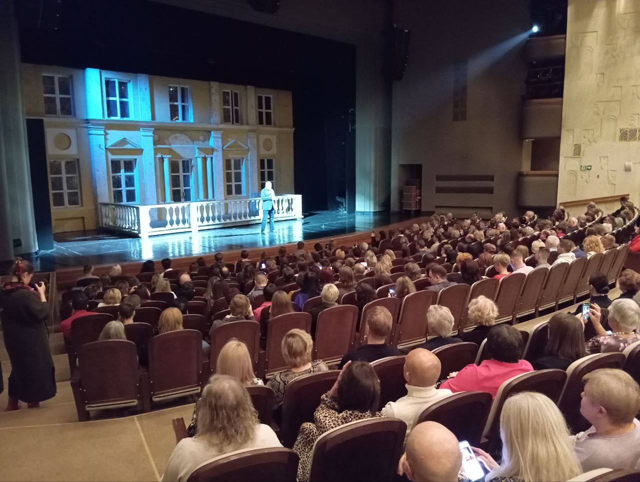 «Ревизор» Московского театра Табакова сорвал овации на сцене курского драмтеатра «Ревизор» Московского театра Табакова сорвал овации на сцене курского драмтеатра