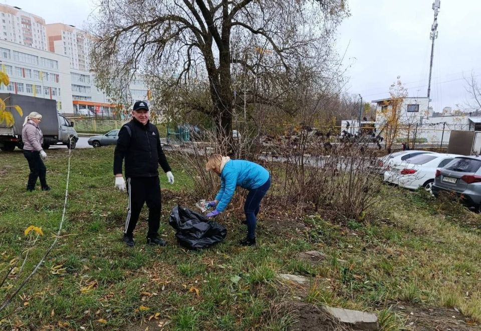 Сотрудники администрации Центрального округа устроили субботник Сотрудники администрации Центрального округа устроили субботник