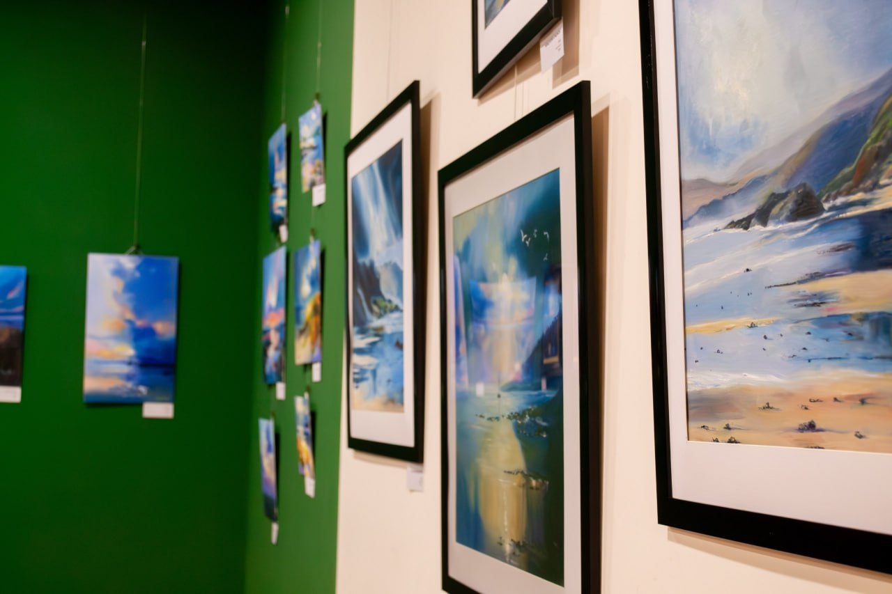 В «Веранде» стало светлее и просторнее — здесь «поселилось» море молодой художницы Инны Агадуллиной