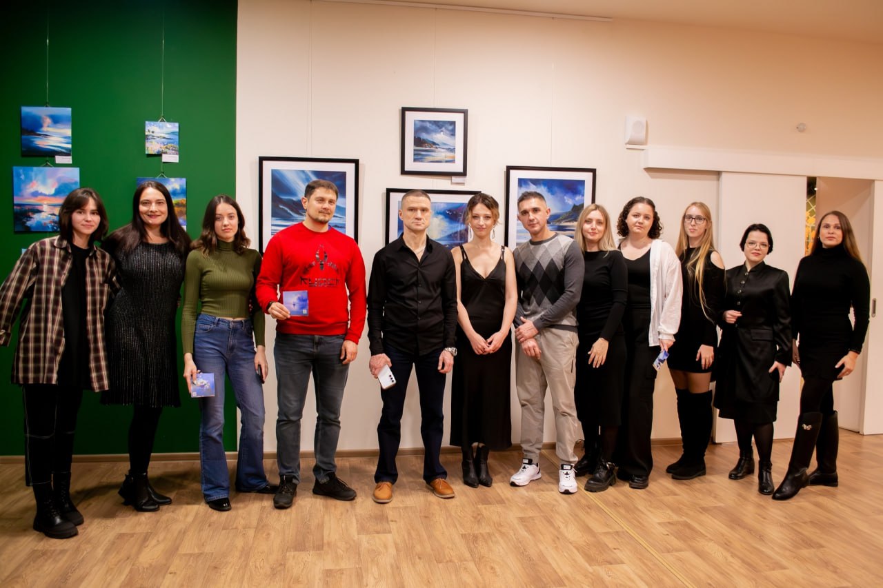 В «Веранде» стало светлее и просторнее — здесь «поселилось» море молодой художницы Инны Агадуллиной В «Веранде» стало светлее и просторнее — здесь «поселилось» море молодой художницы Инны Агадуллиной