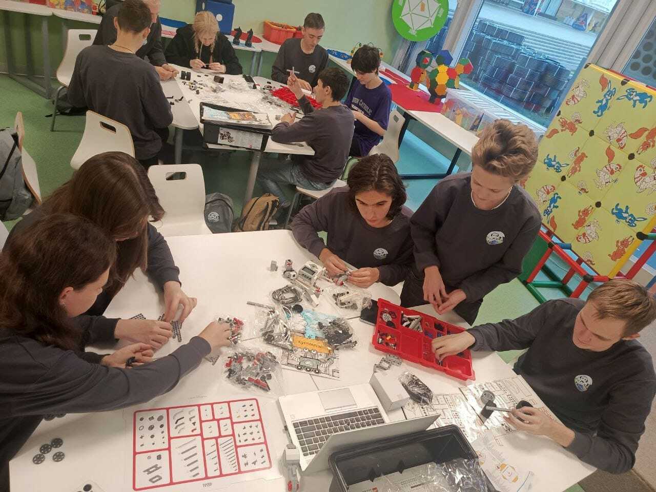 Команда школьников города Курчатова принимает участие финальном модуле обучения для победителей III Конкурса научно-технического творчества «Код Атома», стартовавшем в Москве Команда школьников города Курчатова принимает участие финальном модуле обучения для победителей III Конкурса научно-технического творчества «Код Атома», стартовавшем в Москве