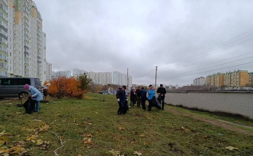 Сотрудники администрации Центрального округа устроили субботник Сотрудники администрации Центрального округа устроили субботник