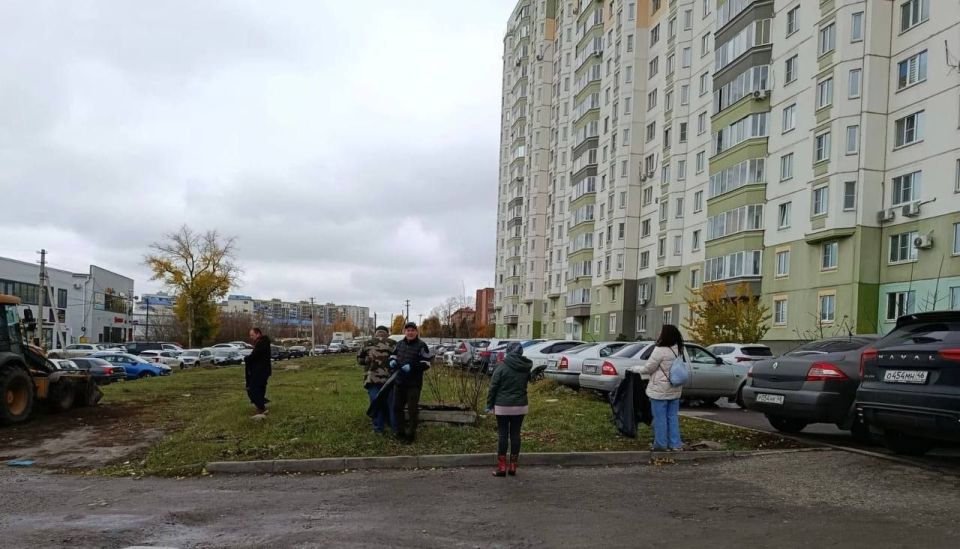 Сотрудники администрации Центрального округа устроили субботник Сотрудники администрации Центрального округа устроили субботник