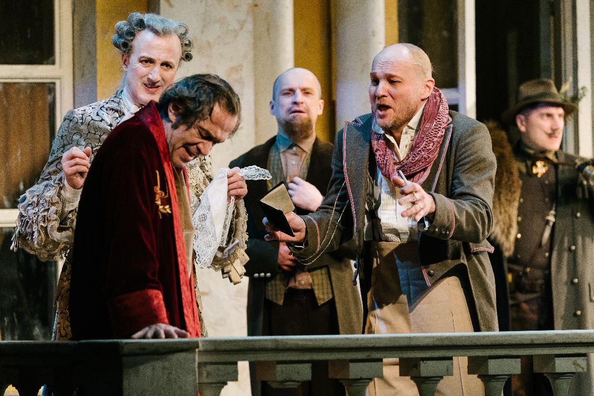 Курянка выиграла билет на спектакль «Ревизор» с Владимиром Машковым