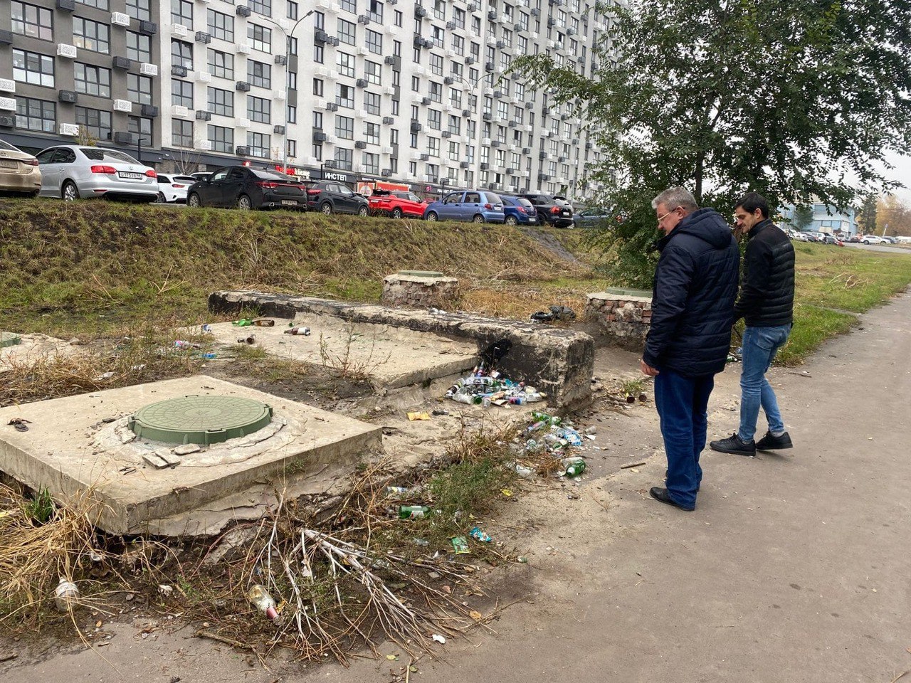 Глава администрации Сеймского округа Олег Васильев поручил подрядной организации убрать несанкционированные свалки у домов 12 и 23 на улице Ольшанского, 16 на Литовской и 115А/2 на Энгельса