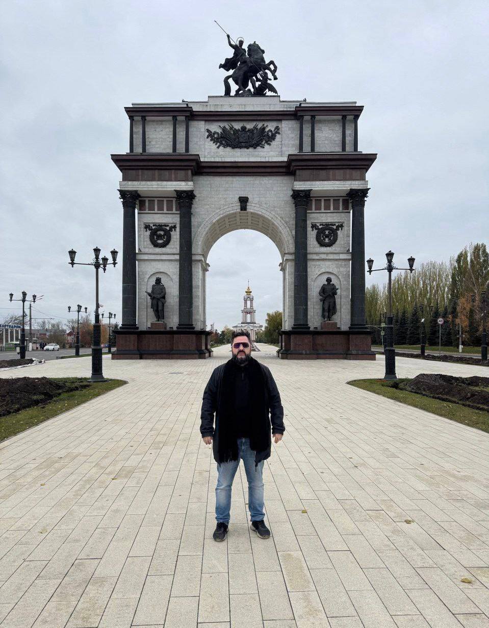 Александр Хинштейн: Увидел в соцсетях новость о том, что в Курск, назвав его своей «второй родиной», приехал хорошо известный курянам (с плохой стороны) блогер Аким Апачев