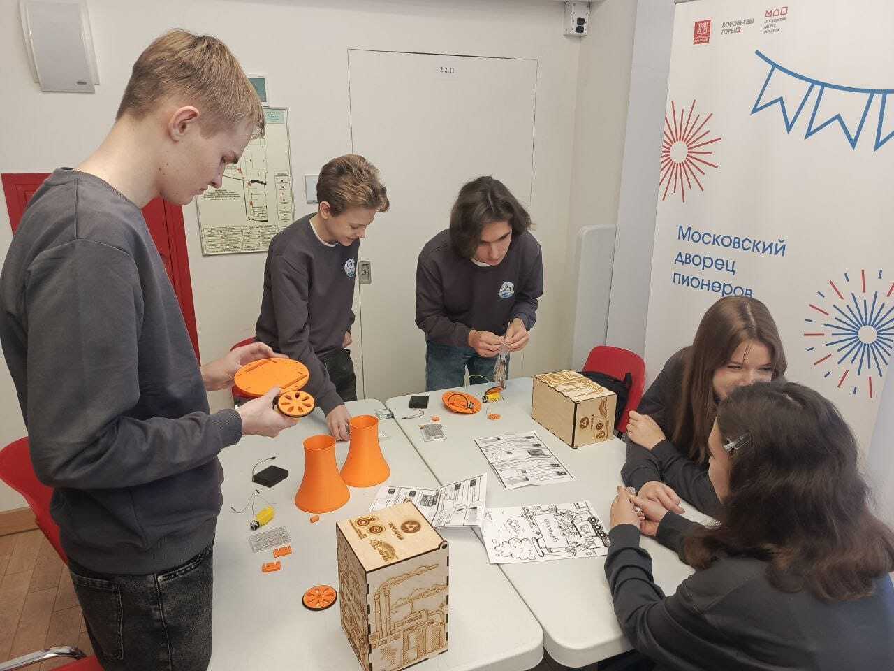 Команда школьников города Курчатова принимает участие финальном модуле обучения для победителей III Конкурса научно-технического творчества «Код Атома», стартовавшем в Москве Команда школьников города Курчатова принимает участие финальном модуле обучения для победителей III Конкурса научно-технического творчества «Код Атома», стартовавшем в Москве