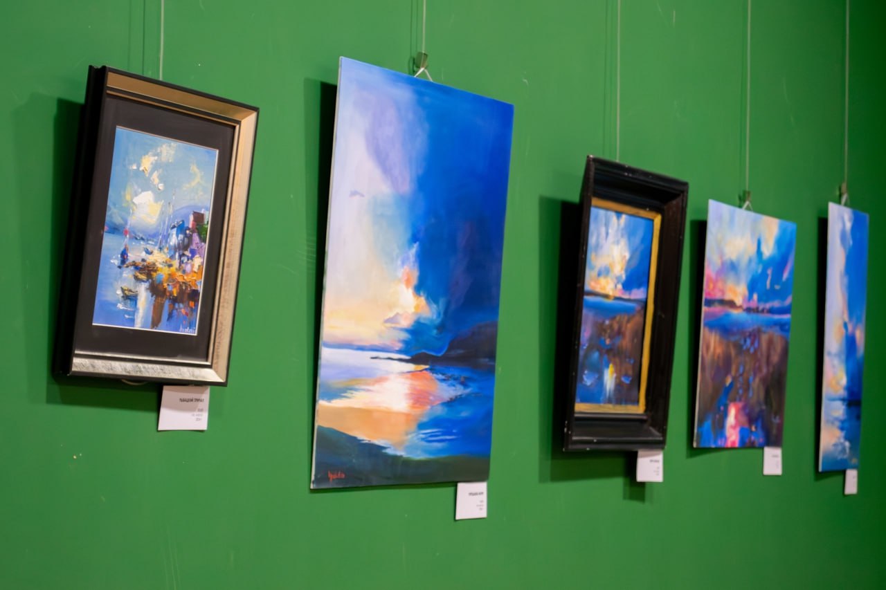 В «Веранде» стало светлее и просторнее — здесь «поселилось» море молодой художницы Инны Агадуллиной В «Веранде» стало светлее и просторнее — здесь «поселилось» море молодой художницы Инны Агадуллиной