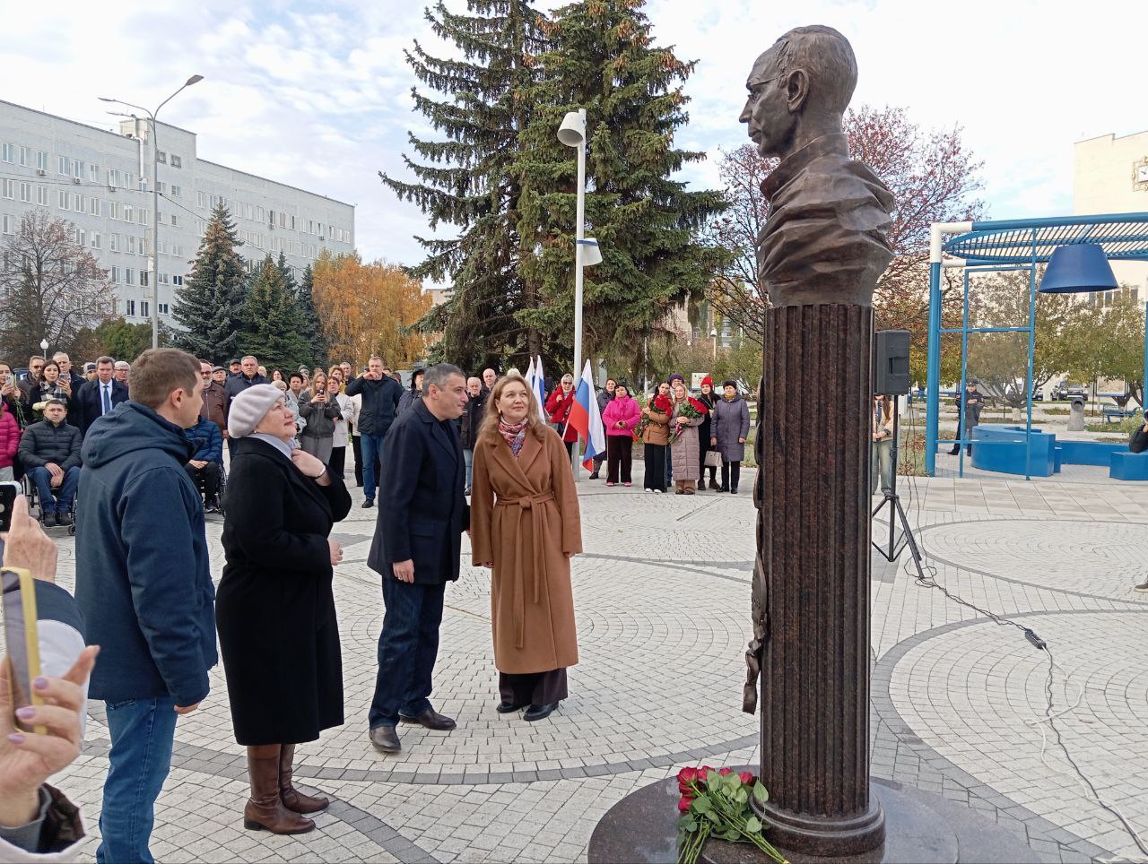 Памятник легенде фехтования Ильдару Мавлютову открыли в Курчатове Памятник легенде фехтования Ильдару Мавлютову открыли в Курчатове