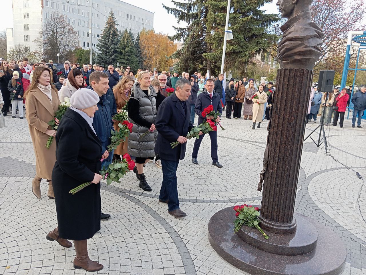 Памятник легенде фехтования Ильдару Мавлютову открыли в Курчатове Памятник легенде фехтования Ильдару Мавлютову открыли в Курчатове