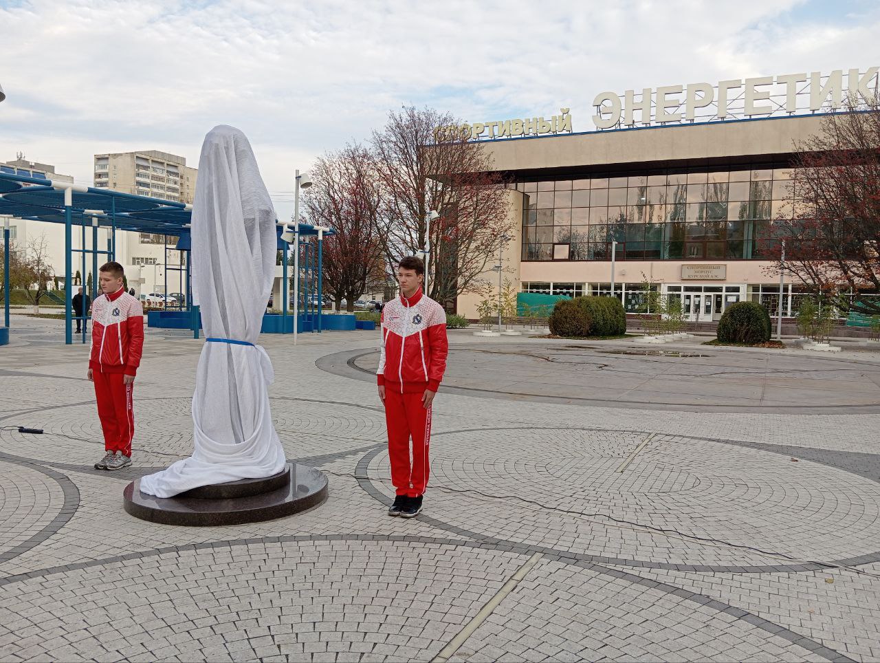 Памятник легенде фехтования Ильдару Мавлютову открыли в Курчатове Памятник легенде фехтования Ильдару Мавлютову открыли в Курчатове