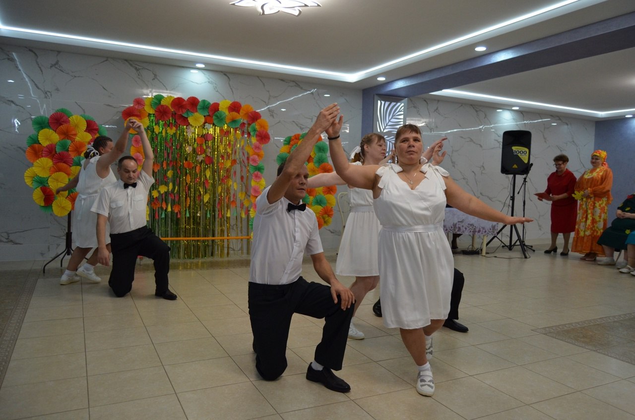 Осенний бал в Щигровском доме социального обслуживания – это всегда особенное событие, наполненное теплом и радостью, несмотря на прохладу за окнами Осенний бал в Щигровском доме социального обслуживания – это всегда особенное событие, наполненное теплом и радостью, несмотря на прохладу за окнами