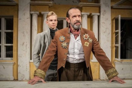 Сегодня в 19:00 на странице в ВК губернатора Курской области Александра Хинштейна можно посмотреть трансляцию спектакля "Ревизор" в исполнении актёров "Табакерки" - театра Табакова во главе с Владимиром Машковым