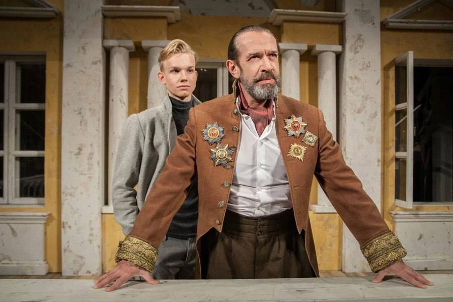 Сегодня в 19:00 на странице в ВК губернатора Курской области Александра Хинштейна можно посмотреть трансляцию спектакля "Ревизор" в исполнении актёров "Табакерки" - театра Табакова во главе с Владимиром Машковым