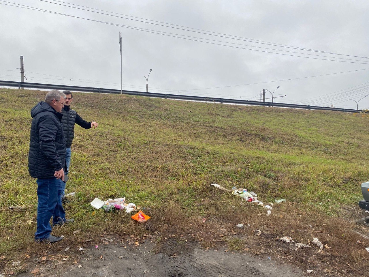 Глава администрации Сеймского округа Олег Васильев поручил подрядной организации убрать несанкционированные свалки у домов 12 и 23 на улице Ольшанского, 16 на Литовской и 115А/2 на Энгельса Глава администрации Сеймского округа Олег Васильев поручил подрядной организации убрать несанкционированные свалки у домов 12 и 23 на улице Ольшанского, 16 на Литовской и 115А/2 на Энгельса