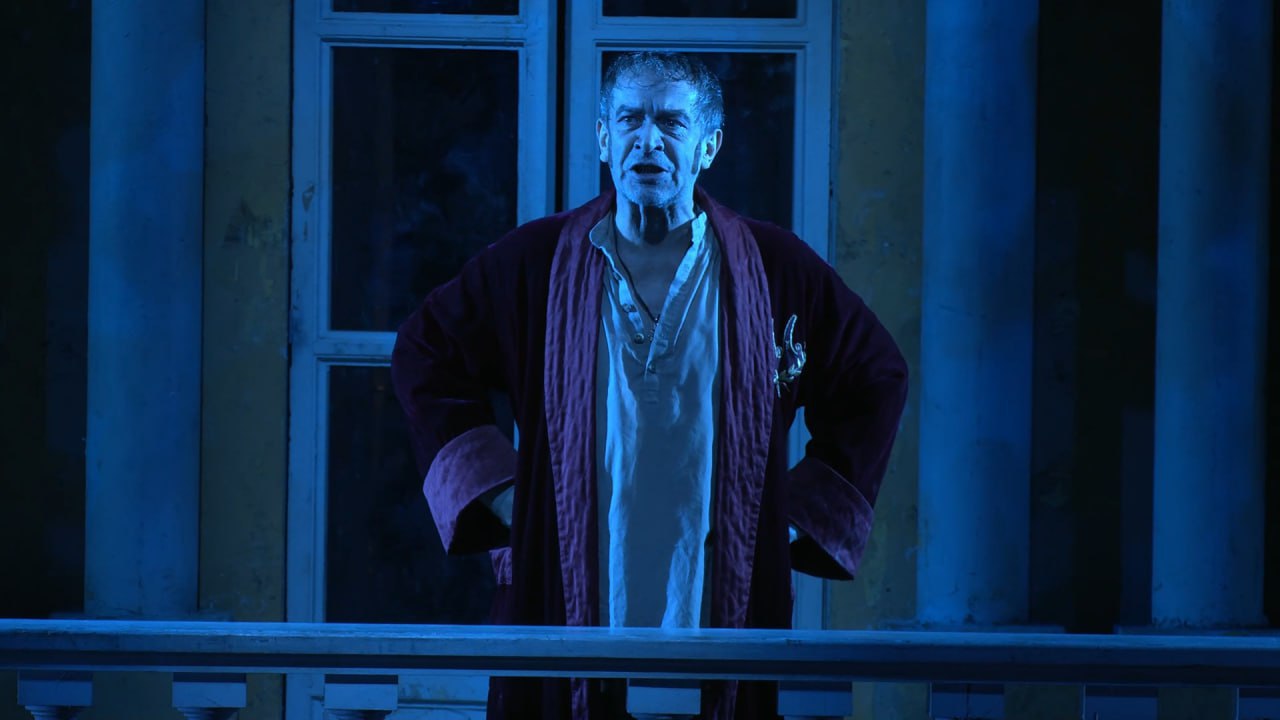 Спектакль «Ревизор, главную роль в котором исполняет народный артист России Владимир Машков, начался в курском драмтеатре Спектакль «Ревизор, главную роль в котором исполняет народный артист России Владимир Машков, начался в курском драмтеатре