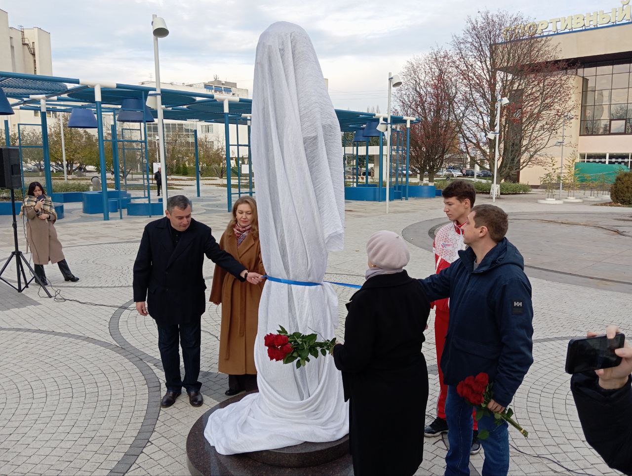 Памятник легенде фехтования Ильдару Мавлютову открыли в Курчатове Памятник легенде фехтования Ильдару Мавлютову открыли в Курчатове