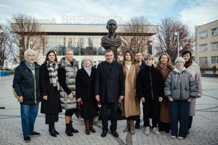 В Курчатове открыли памятник легендарному тренеру по фехтованию Ильдару Мавлютову