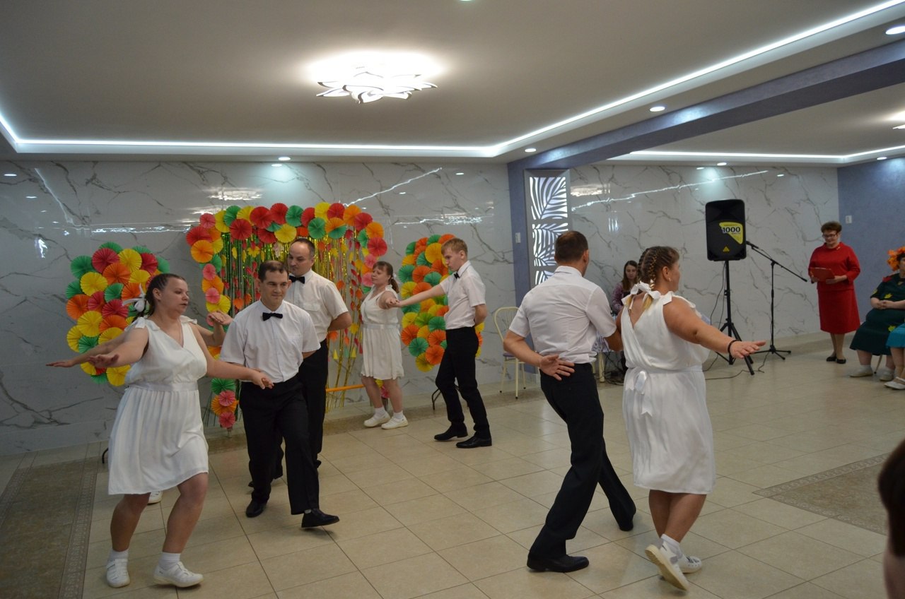 Осенний бал в Щигровском доме социального обслуживания – это всегда особенное событие, наполненное теплом и радостью, несмотря на прохладу за окнами Осенний бал в Щигровском доме социального обслуживания – это всегда особенное событие, наполненное теплом и радостью, несмотря на прохладу за окнами