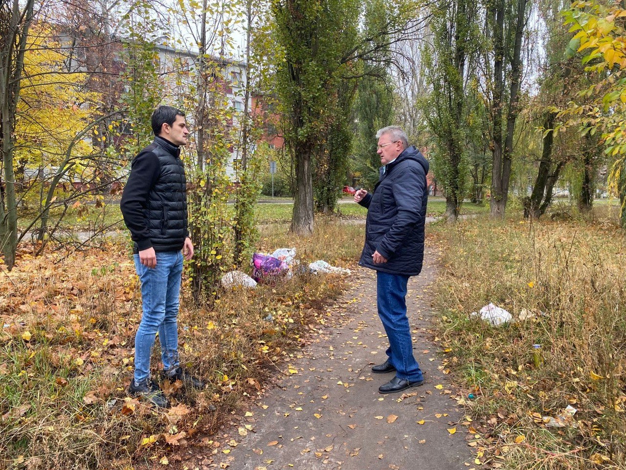 Глава администрации Сеймского округа Олег Васильев поручил подрядной организации убрать несанкционированные свалки у домов 12 и 23 на улице Ольшанского, 16 на Литовской и 115А/2 на Энгельса Глава администрации Сеймского округа Олег Васильев поручил подрядной организации убрать несанкционированные свалки у домов 12 и 23 на улице Ольшанского, 16 на Литовской и 115А/2 на Энгельса