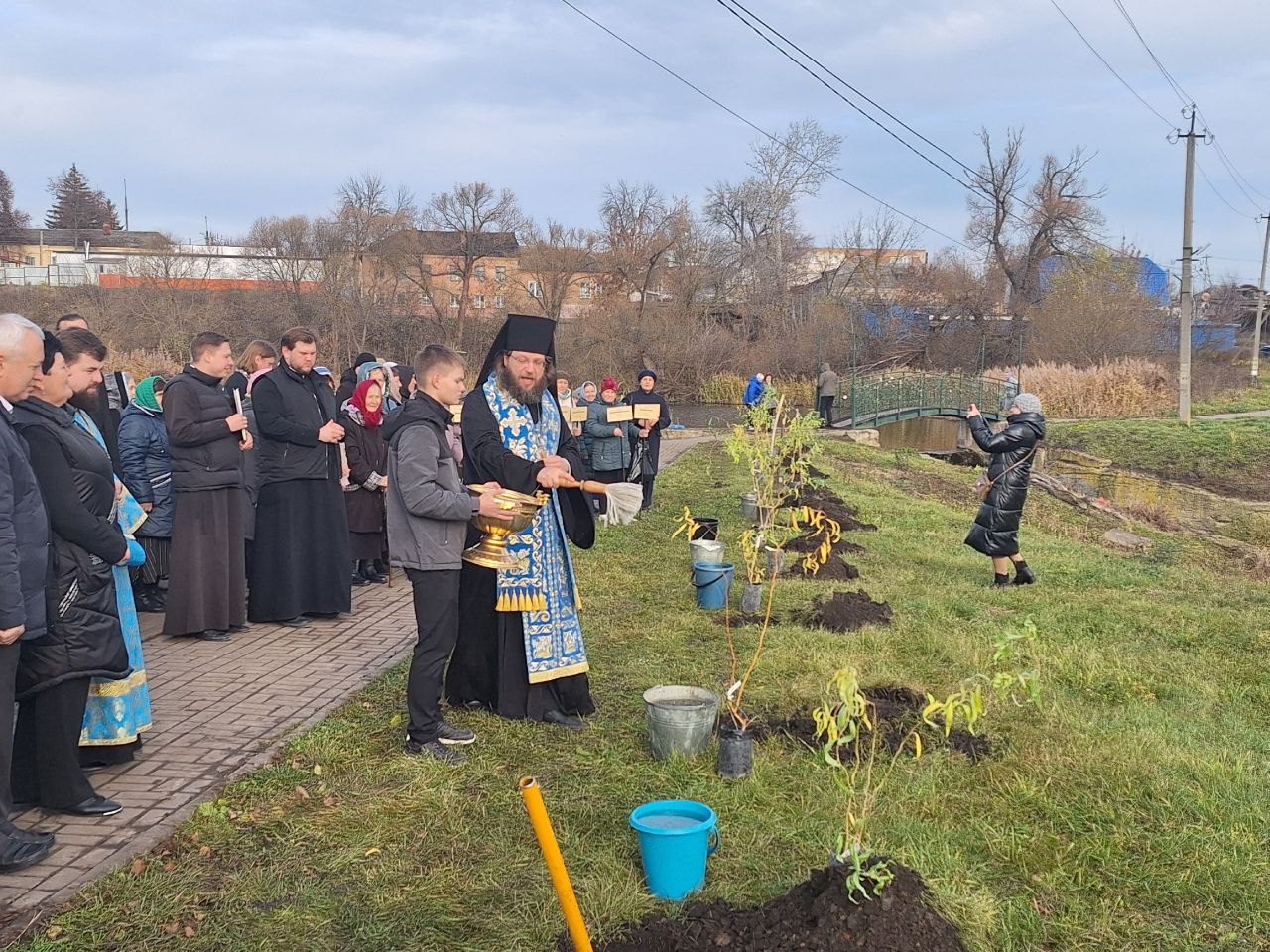 Сегодня, в День народного единства, в день поминовения Казанской иконы Божьей Матери, на набережной городского пруда была заложена Аллея памяти новомучеников и исповедников церкви русской - щигровцев Сегодня, в День народного единства, в день поминовения Казанской иконы Божьей Матери, на набережной городского пруда была заложена Аллея памяти новомучеников и исповедников церкви русской - щигровцев