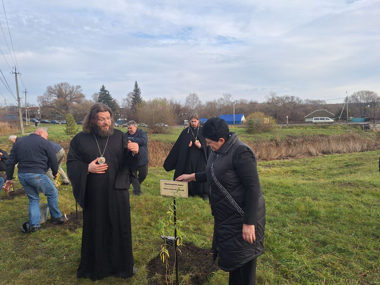 Сегодня, в День народного единства, в день поминовения Казанской иконы Божьей Матери, на набережной городского пруда была заложена Аллея памяти новомучеников и исповедников церкви русской - щигровцев Сегодня, в День народного единства, в день поминовения Казанской иконы Божьей Матери, на набережной городского пруда была заложена Аллея памяти новомучеников и исповедников церкви русской - щигровцев
