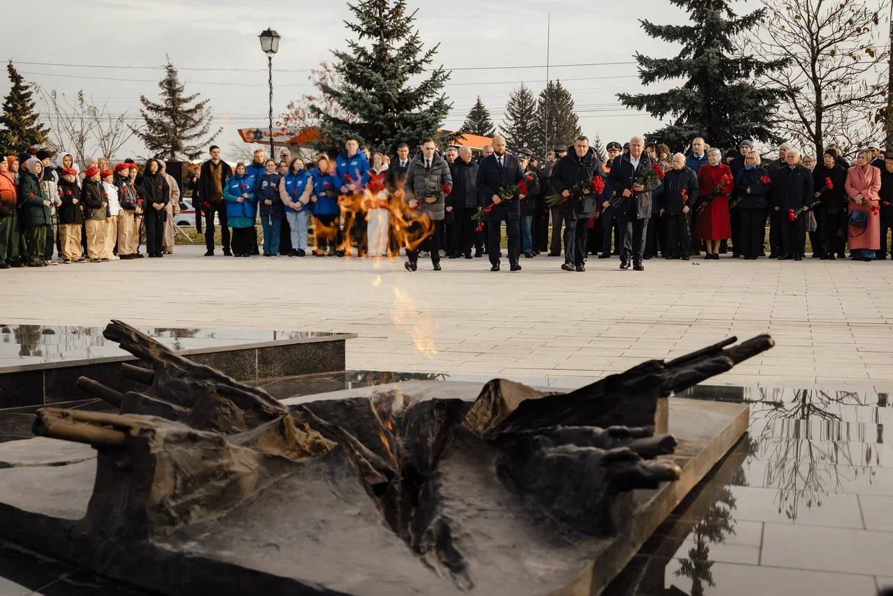 Екатерина Харченко: Чтобы помнить!. Сегодня вместе с коллегами и неравнодушными земляками возложили цветы к Вечному огню в память о Героях всех сражений, которые отдали жизни за Отечество! Сегодня мы, куряне, особенно остро...